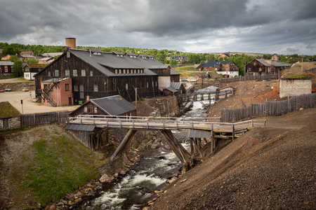 采矿镇罗罗斯的冶炼厂和河流Hyttelva。 被联合国教科文组织世界遗产列入的铜矿历史城镇。