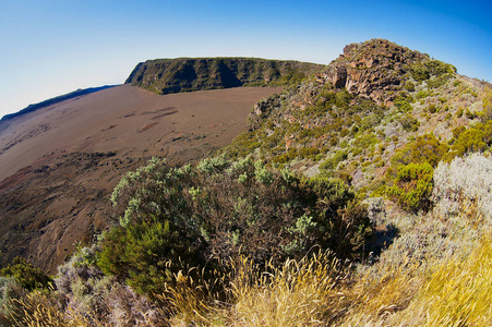 在拉团聚岛的Piton de la Fournaise火山附近，在海拔2260米的平原上观看。