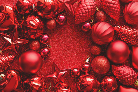 红色圣诞框架。 圣诞球星锥和心在红色火花背景。 平躺着。 上面的风景。 复制空间。 色调