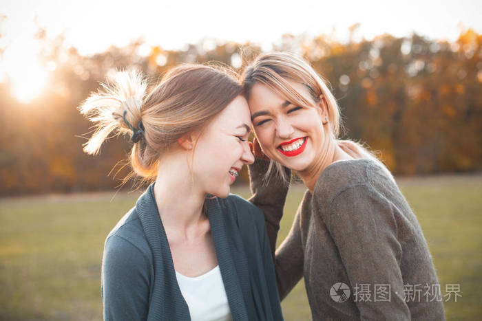 两个年轻的女人在户外玩得很开心. 最好的朋友