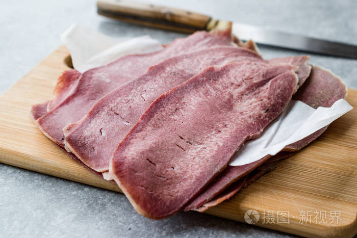 切片牛肉舌片在木板上有机熏肉