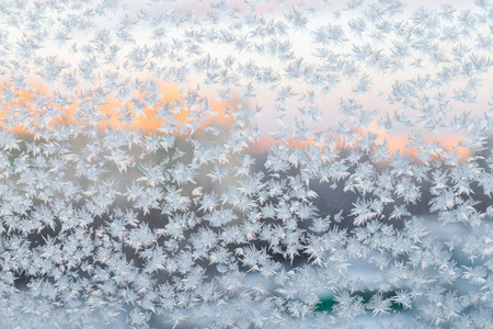 窗户上结冰的雪花。 冬季背景。