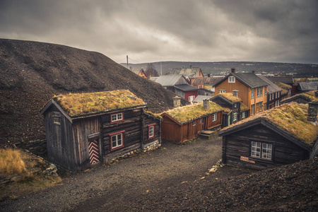 罗罗斯的旧部分。 挪威采矿镇从联合国教科文组织名单。 原始的斯堪的纳维亚木制建筑。