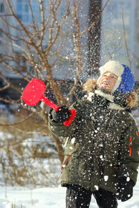 七岁的白种人快乐男孩和第一个冬天的雪玩的画像