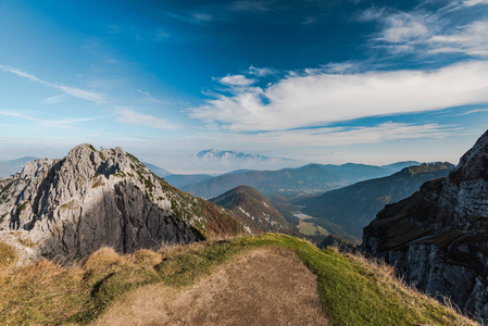 从马加特马鞍上俯瞰斯洛文尼亚朱利安阿尔卑斯山的风景