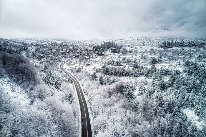 塞利传统希腊村庄被雪覆盖的鸟瞰图。 冬天的山和路。 希腊北部最佳旅游目的地