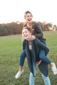 两个年轻的女人在户外玩得很开心。 最好的朋友