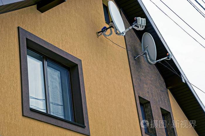 有窗户和卫星天线的现代建筑的正面