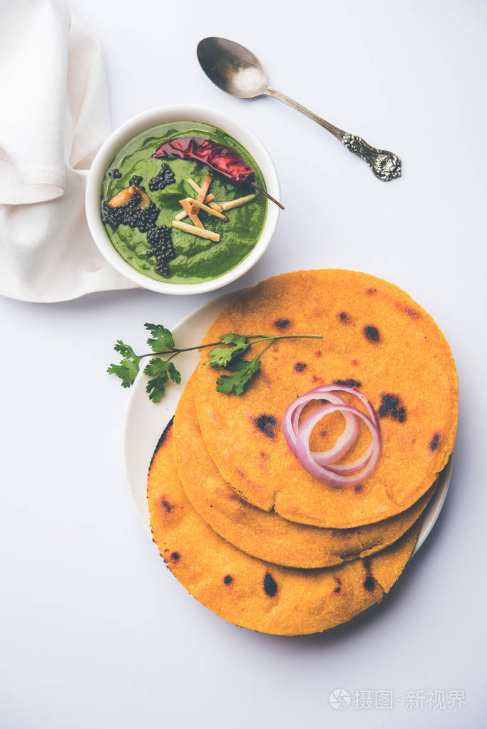 马基迪罗蒂与萨森卡萨格流行的旁遮普主菜食谱在冬天用玉米面包芥末叶