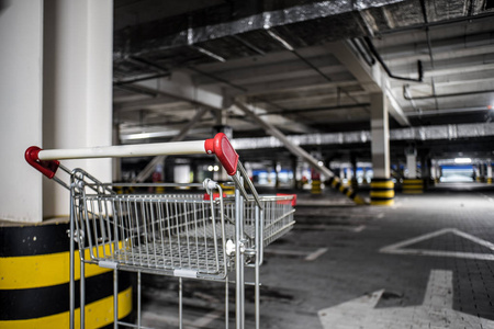 垂直框架一块地上停车场超市3d渲染o车库内部, 工业大厦, 空的地 