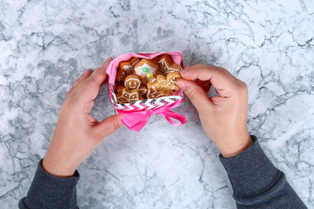 DIY圣诞礼物包装。 如何用纸板盘子和圣诞饼干做一个漂亮的礼物惊喜。 一步一步的车间