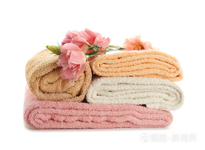 一叠干净的软毛巾，白色背景上有花