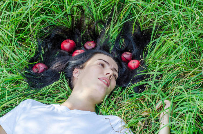 地上的头发. 头发上的红苹果. 夏天的心情回忆. 自然营养健康.