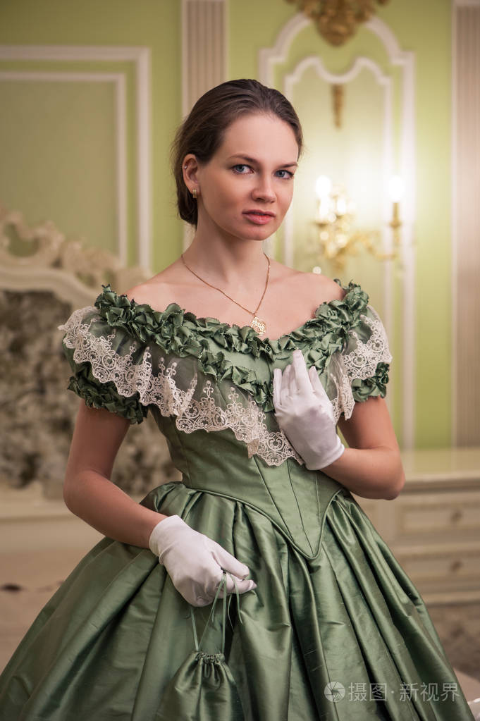 复古巴洛克时尚女性肖像穿绿色复古礼服在旧宫室内