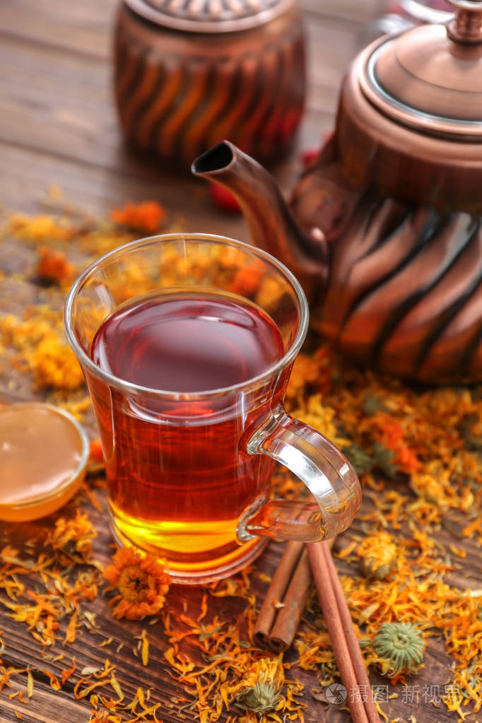 一杯热茶和木桌上的干花
