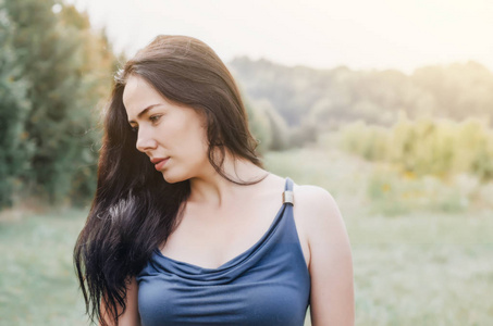 特写肖像迷人的黑发女人的自然背景。 。 妇女健康。