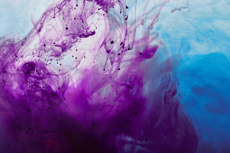 紫色和蓝色混合油漆漩涡的抽象背景