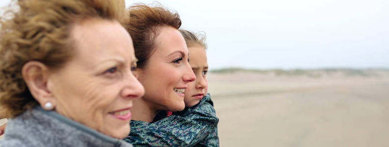 三代女性看海
