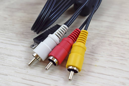 白色黄色和红色电线。音频和视频电缆连接器在白色背景。