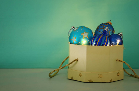 圣诞树金蓝球装饰在礼品盒中的形象