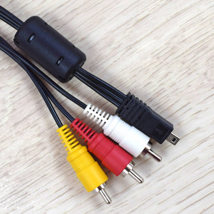 白色黄色和红色电线。音频和视频电缆连接器在白色背景。