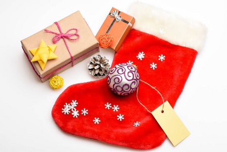 圣诞袜子白色背景顶部视图。给袜子装满礼物或礼物。圣诞节庆祝活动。圣诞长袜的内容。小物品放养的填充物或填充物小圣诞节礼物