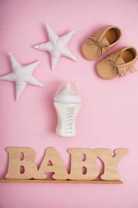 婴儿配方奶粉奶瓶和彩色靴子组成