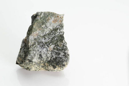 辉石是由维苏威火山形成的一组重要的硅质矿物石，在白色背景下被孤立，那不勒斯，意大利
