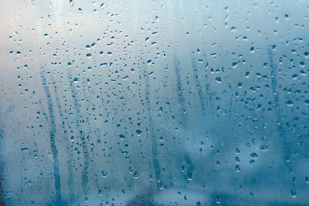 冬季湿度大.水滴从家里凝结在窗户上。玻璃材质