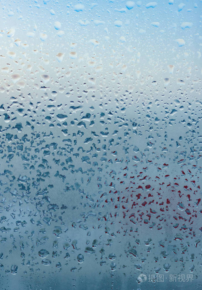 水滴从家里凝结在窗户上扭曲的玻璃背景冬季湿度大
