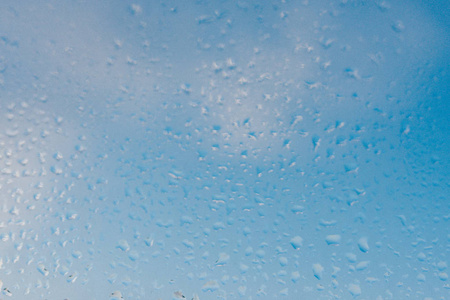 冬季湿度大.水滴从家里凝结在窗户上。玻璃材质