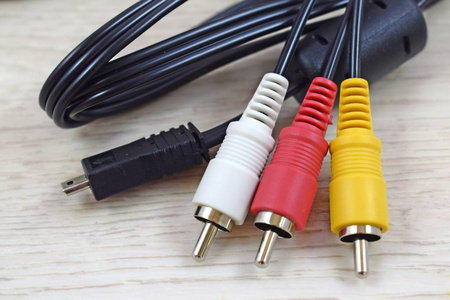 白色，黄色和红线。白色背景上的音频和视频电缆连接器。