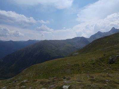 意大利南部提罗尔的高山峰顶岩全景