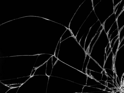 黑色背景上的裂缝玻璃纹理。孤立逼真的裂纹玻璃效果。