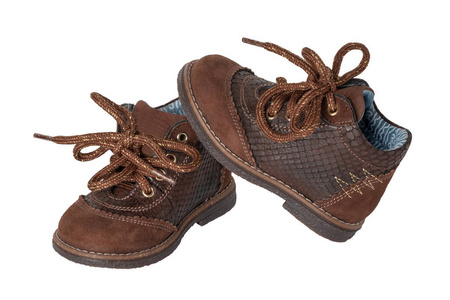 儿童鞋时尚。一双优雅的棕色皮鞋，鞋带为小男孩隔离在白色背景上。春天或秋天的皮革和绒面鞋。