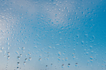 水滴从家里凝结在窗户上.玻璃材质照片