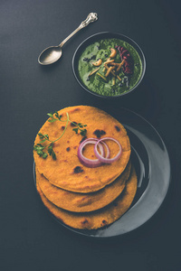 麦基迪罗蒂与萨森卡萨格，流行的旁遮普主菜食谱在冬天用玉米面包芥末叶咖喱。在喜怒无常的背景下服役。选择性聚焦