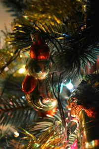 圣诞节和新年玩具公鸡圣诞树背景