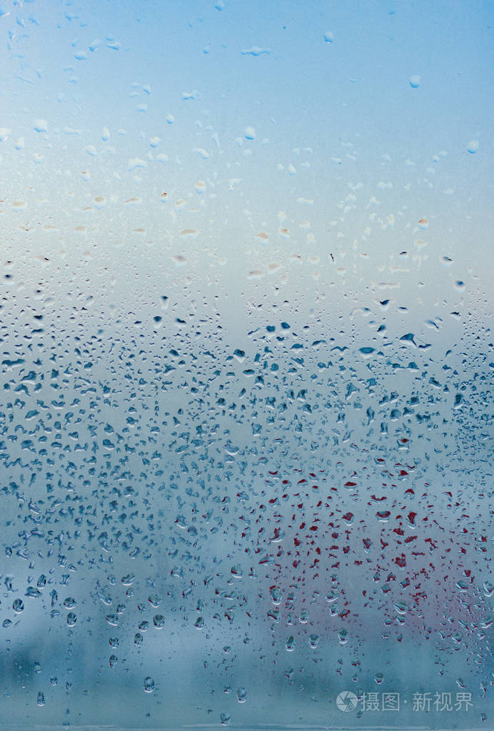 扭曲的玻璃背景冬季湿度大水滴从家里凝结在窗户上