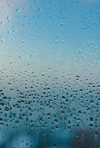 扭曲的玻璃背景。冬季湿度大.水滴从家里凝结在窗户上