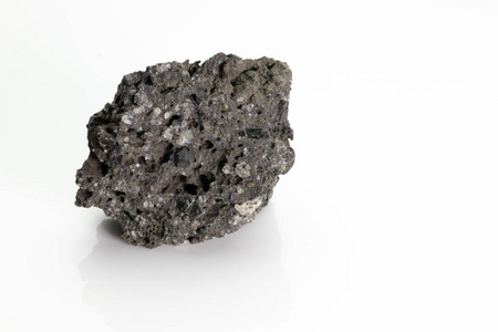熔岩是地热能产生的熔融岩石，通过行星地壳的裂缝或火山喷发排出，从维苏威火山，孤立于白色背景，意大利那不勒斯