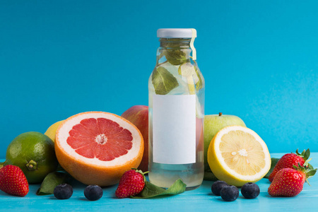 一瓶排毒水, 蓝色背景上有水果照片