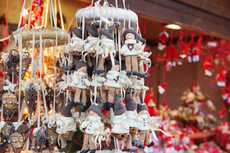 关闭奥地利维也纳的圣诞市场摊位。 圣诞节市场上的圣诞装饰品。 圣诞快乐，可爱的节日装饰，新年美丽的玩具