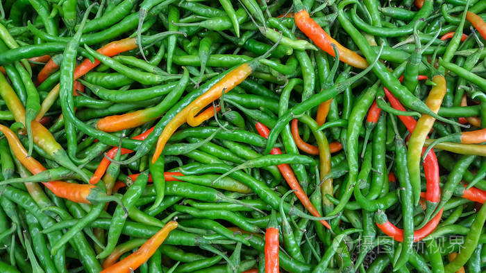 五颜六色的绿色和红色辣椒的背景