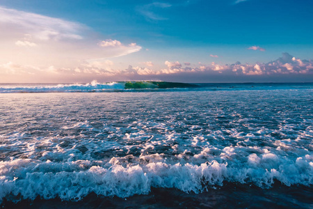 冲浪者的冲浪点和海洋中的大桶浪。