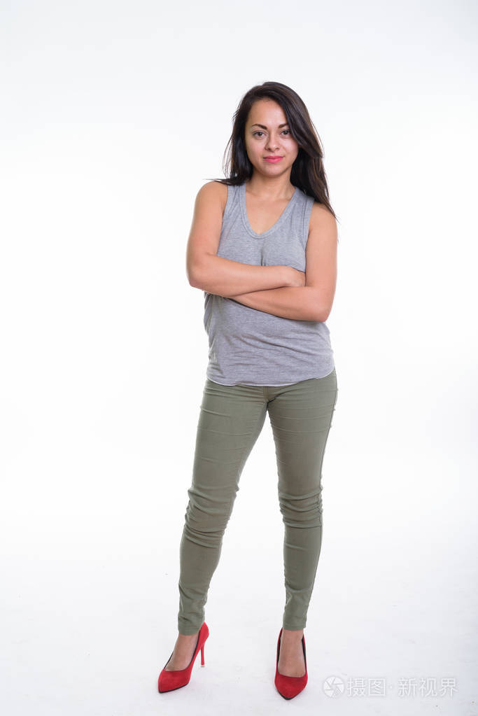 全身拍摄美丽的女人站在双臂交叉的阿加