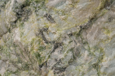 粗糙的花岗岩石头覆盖着海霜图片