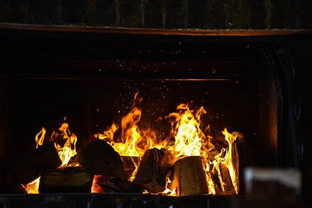 火苗壁炉里的火苗,冬天的黑红色照片