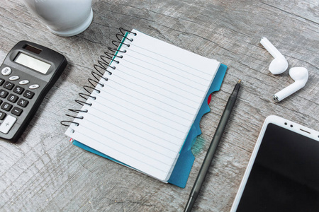 商业概念空白记事本智能手机和咖啡在木制桌子顶部视图。