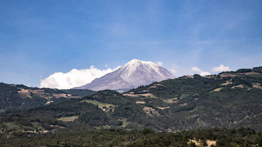 征服奥里扎巴火山在200米的高度射击。 墨西哥有趣的照片